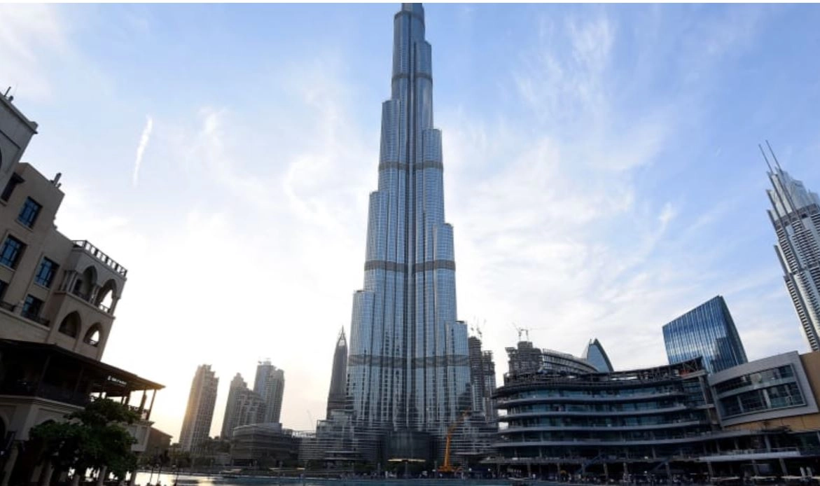 बुर्ज खलीफा पर खड़ी दिखी महिला, हैरत में पड़े लोग, कंपनी ने जारी की सफाई | burj khalifa