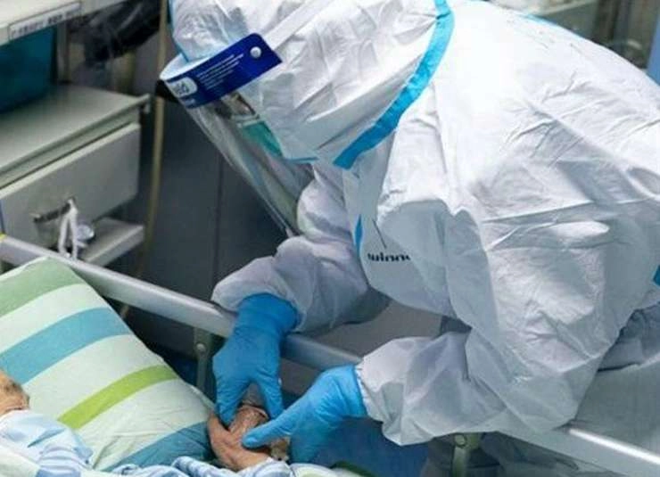 आइसोलेट व्यक्ति निर्वस्त्र दौड़ा, महिला को दांत से काटा, मौत