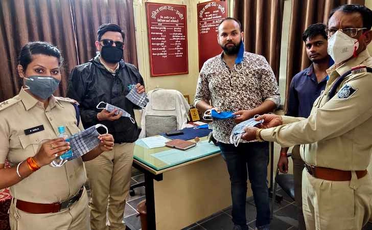 इंदौर के राऊ थाने में बांटे गए सेनिटाइजर और मास्क - RAU Police thana Corona Mask