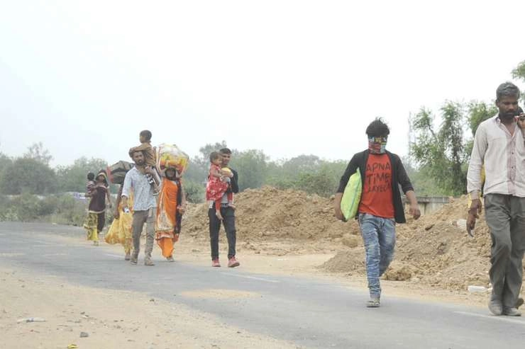 Corona virus : घर जाने के लिए सौ-सौ किलोमीटर पैदल चल रहे तेलंगाना के मजदूर - Telangana laborers walking a hundred kilometers to get home