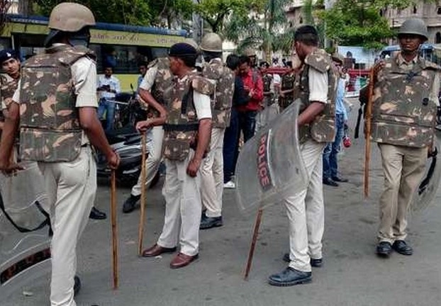 इंदौर में पत्रकार से मारपीट, 2 पुलिस कर्मचारी सस्‍पेंड