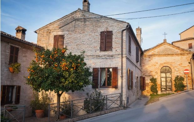 इटलीच्या या गावात आपण फक्त 90 रुपयांत घर विकत घेऊ शकता, अशी अट आहे