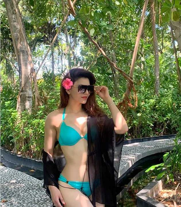 लॉकडाउन में उर्वशी रौटेला ने शेयर की हॉट बिकिनी तस्वीर, फैंस के लिए लिखा खास मैसेज - urvashi rautela shares her hot bikini photo