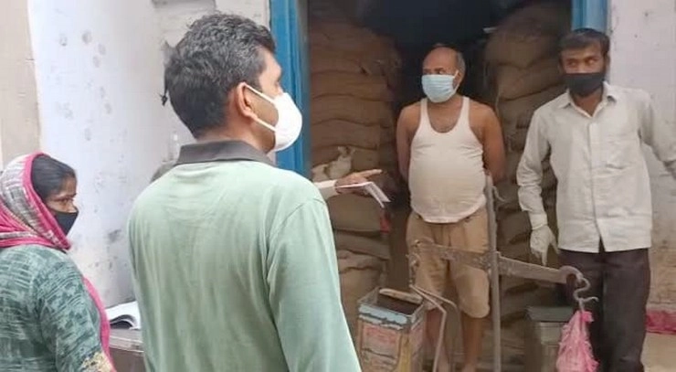 Corona virus : योगी सरकार के निर्देश पर मजदूरों और गरीबों को राशन वितरण शुरू - Distribution of ration to laborers and poor begins in Uttar Pradesh