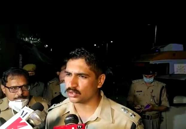 Lockdown में भड़के लोग, मुजफ्फरनगर में पुलिस टीम पर हमला, 2 की हालत गंभीर - Mob attacks police team