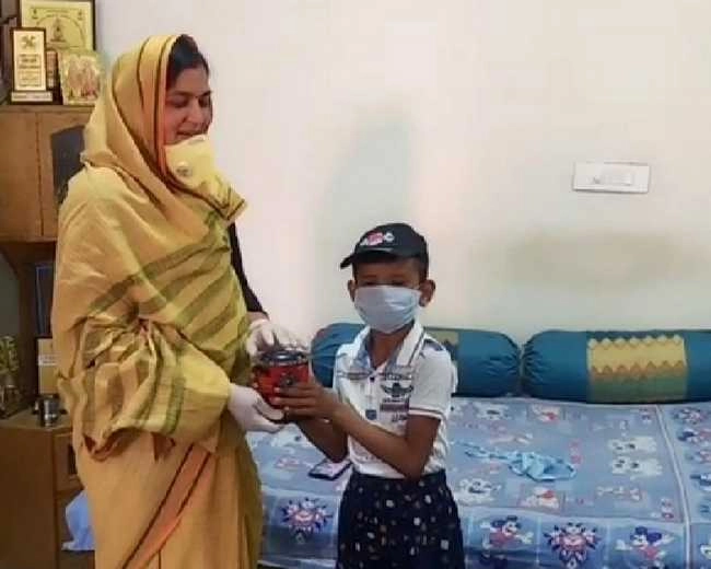 कोरोना को हराने के लिए समाने आया नन्हा दानवीर, सीएम राहत कोष में दिए गुल्लक के सारे पैसे - Coronavirus : 9 years old kanishk donated all the money from gullak in Ganjbasoda