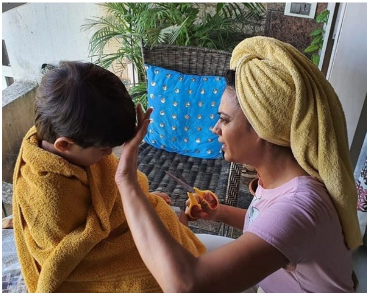Lockdown: बेटे रियांश के लिए 'barber' बनीं श्वेता तिवारी, तस्वीरें वायरल - tv actress shweta tiwari turns barber for son reyansh amid lockdown