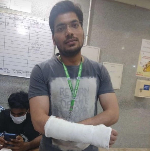 कोरोना की इमरजेंसी डयूटी में लगे AIIMS के डॉक्टर का पुलिस ने तोड़ा हाथ,साथी महिला डॉक्टर को भी चोट