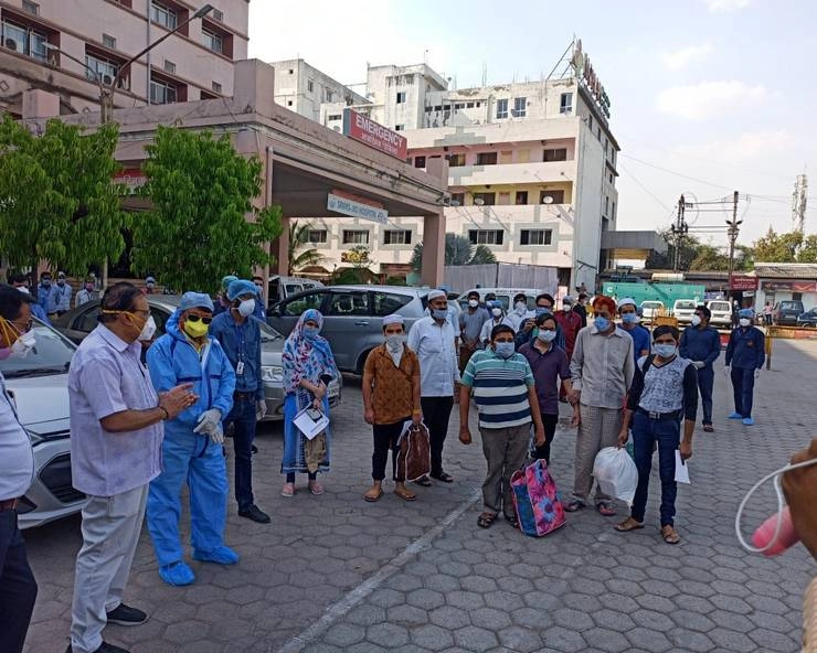इंदौर में 12 मरीज कोरोना के खिलाफ जंग जीतकर घर लौटे, डॉक्टरों और नर्स का शुक्रिया अदा किया