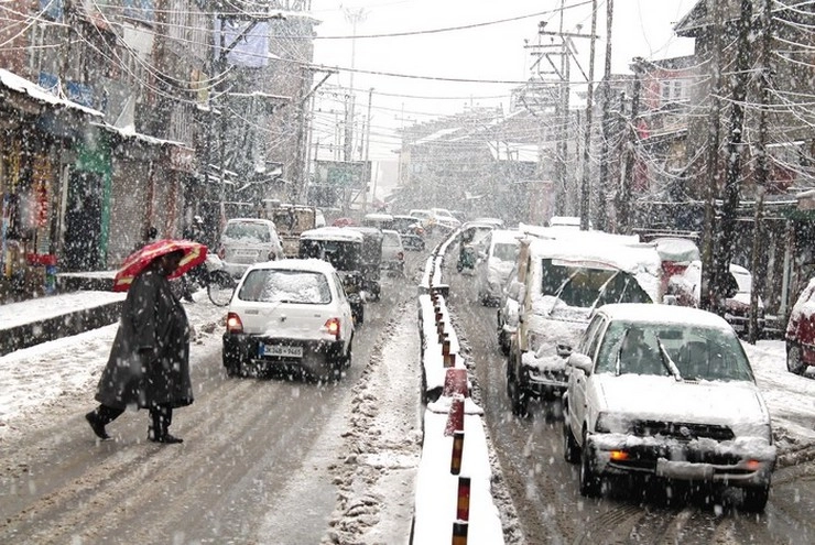 कश्मीर वादी लिपटी सफेद चादर में, श्रीनगर में मौसम की पहली बर्फबारी