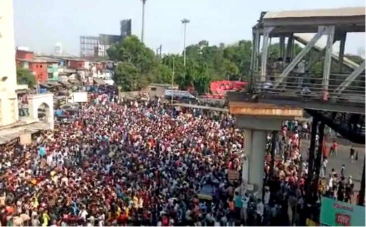 मुंबई में उड़ी सोशल डिस्टेंसिंग की धज्जियां, ट्रेन चलने की अफवाह में उमड़ी हजारों की भीड़ - migrant workers come out on road in mumbai say want to travel back home