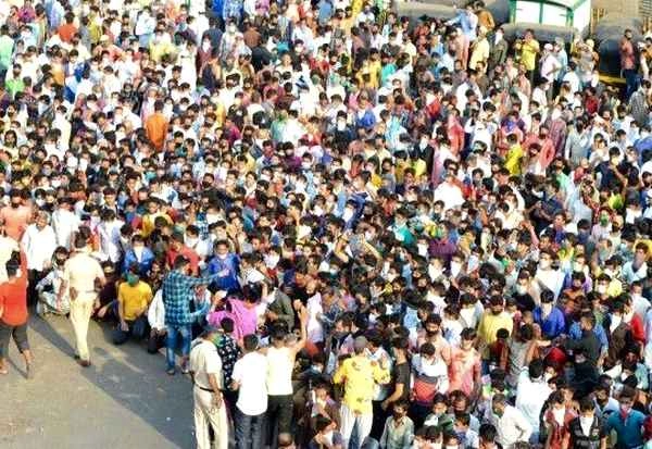 यह ‘भीड़’ अभी व्यवस्था की प्राथमिकता से बाहर है! - mumbai bandra crowd in lockdown