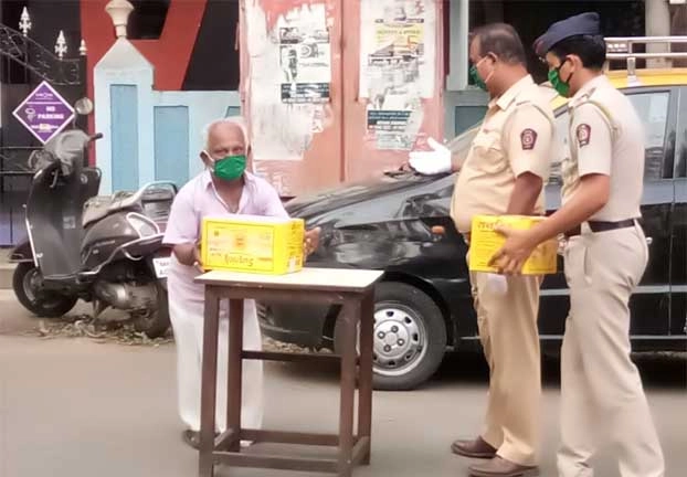 नवी मुंबई में Lockdown, बंद के बीच बुजुर्गों की मदद कर रहे हैं पुलिसकर्मी
