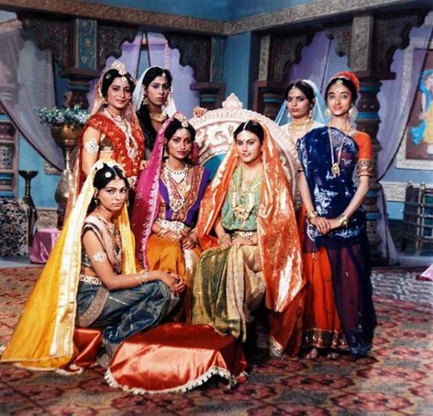 रामायण की सीता ने ऑनस्क्रीन बहनों के साथ शेयर की थ्रोबैक तस्वीर - sita dipika chikhilia shares throwback photo with her sisters on ramayan set