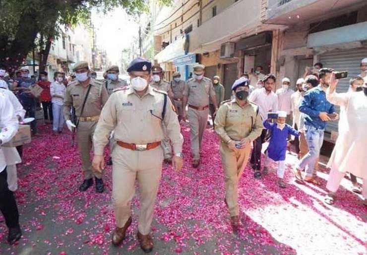 Corona से जंग : जब होने लगी फूलों की वर्षा तो भावुक हुए पुलिसकर्मी... - Flower showers on policemen