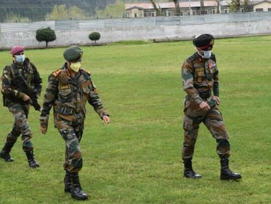 Corona से जंग : भारतीय सेना अपना रही है 'कठोर प्रोटोकॉल' - renewed focus by armed forces to insulate 15 lakh personnel from coronavirus