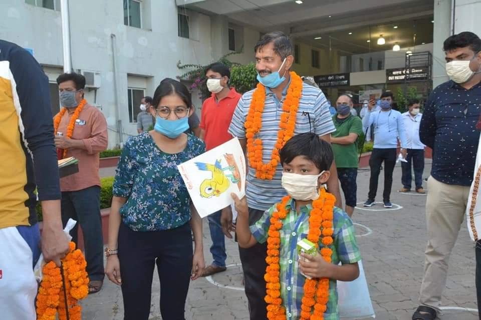 सात साल के नन्हे योद्धा ने कोरोना को दी मात, भोपाल में 44 फाइटर जंग जीतकर लौटे घर - 7 years old kashid and 44 patients defeated Coronavirus