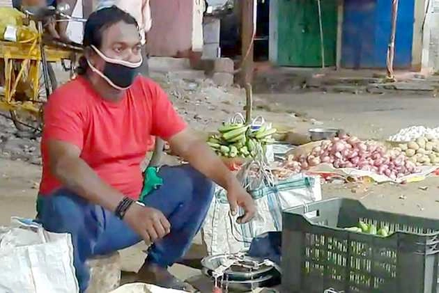 लॉकडाउन की वजह से आर्थिक तंगी से जूझ रहा यह कॉमेडियन, घर चलाने के लिए बेच रहा सब्जी - odisha comedian ravi kumar out of work forced to sell vegetables during lockdown