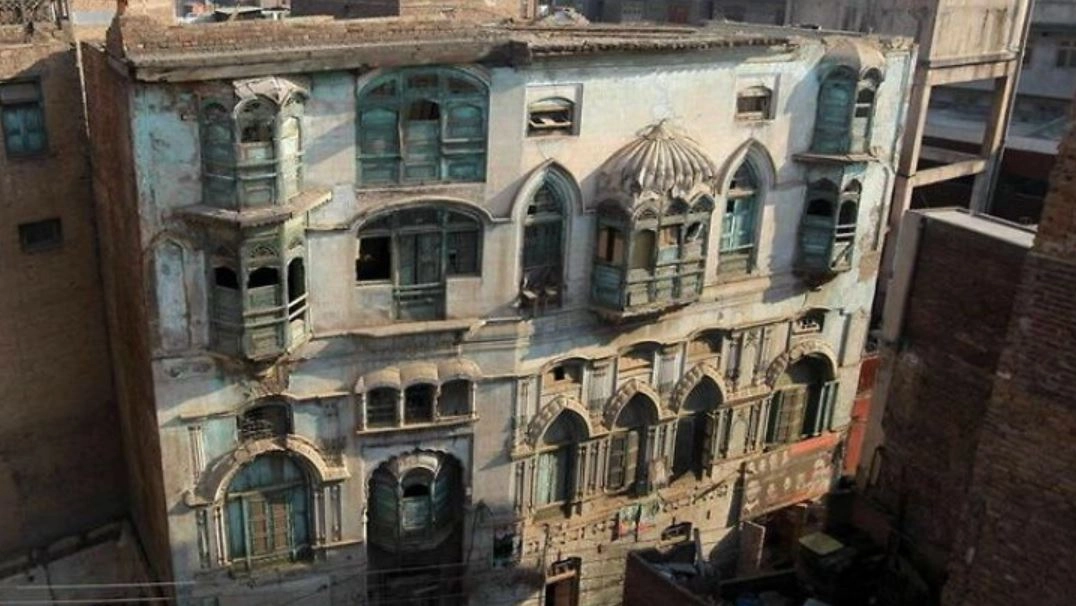 पाकिस्तान: 102 साल पुरानी कपूर खानदान की पुश्तैनी हवेली को गिराने की तैयारी, बनाया जाएगा शॉपिंग कॉम्प्लेक्स - Raj Kapoors Kapoor Haveli in Pakistans Peshawar faces demolition threat