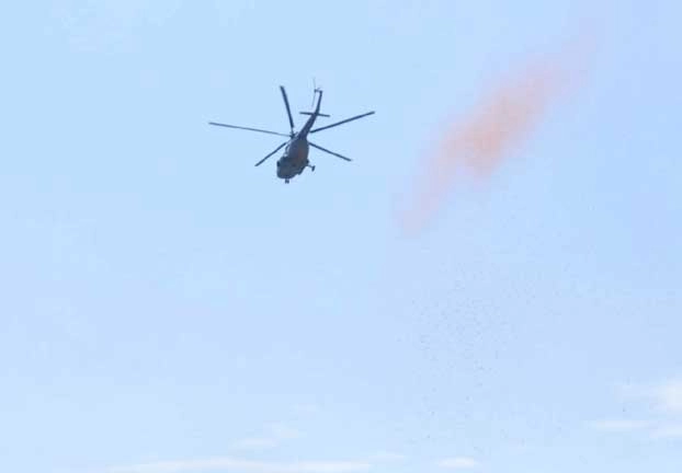 भोपाल में वायुसेना के हेलीकॉप्टर ने बरसाए कोरोना योद्धाओं पर फूल, भावुक हुए स्वास्थ्यकर्मी - Bhopal corona warriors