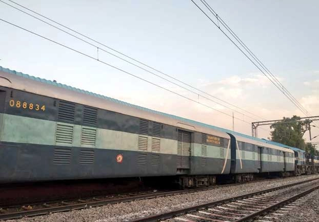 औरंगाबाद में दर्दनाक हादसा, मालगाड़ी की चपेट में आए रेल पटरी पर सोए मजदूर, 14 की मौत - aurangabad train accident migrant labour deaths