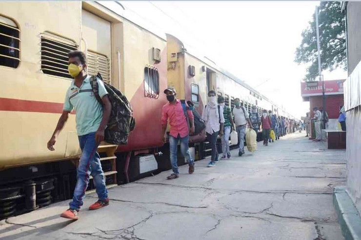 श्रमिक विशेष ट्रेन में अब 1200 की बजाय सफर कर सकेंगे 1700 यात्री, 3 स्थानों पर होगा स्टॉपेज - Shramik Special trains will now ferry nearly 1700 migrants; to have 3 stops in destination state