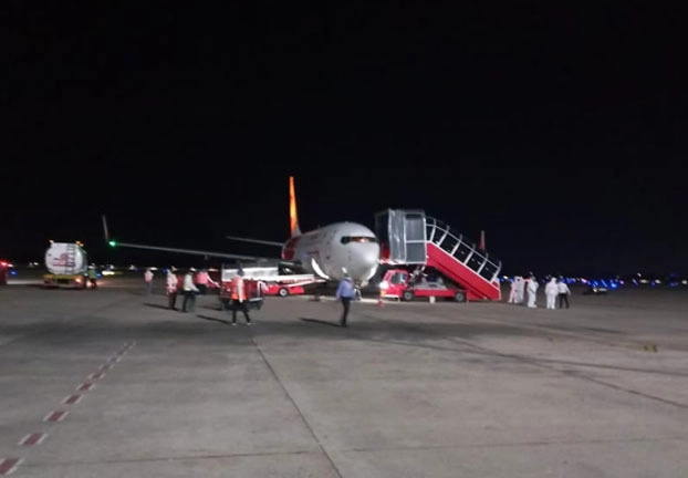 Corona time : 2 माह बाद विशेष विमान से लखनऊ पहुंचा, प्लेन से बाहर आते ही भावुक हुआ यात्री - Flight bring Indian citizens from Sharjah to Lucknow
