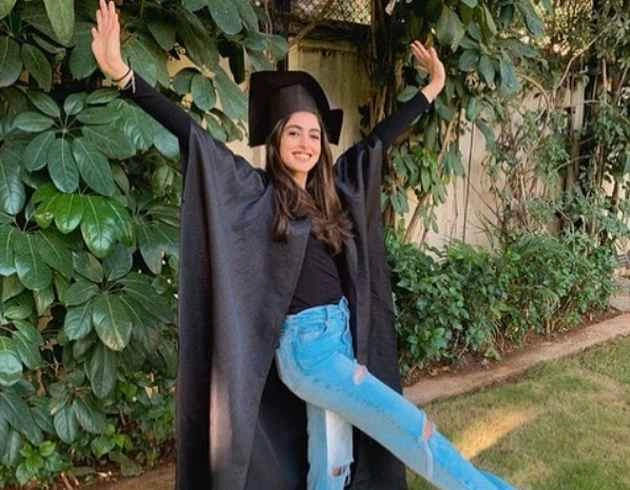 अमिताभ बच्चन की नातिन नव्या नवेली नंदा ने इस कॉलेज से पूरा किया अपना ग्रेजुएशन, जानिए कितनी है फीस - amitabh bachchan grand daughter navya naveli nanda college fees