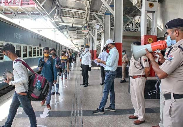 गुजरात, पुणे से विशेष ट्रेनों में रवाना हुए Lockdown में फंसे प्रवासी श्रमिक - Migrant workers left in special trains