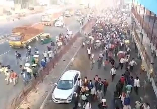 पाबंदियों के खिलाफ दिल्ली-आगरा राजमार्ग पर प्रवासी मजदूरों का हंगामा - Migrant laborers uproar on Delhi-Agra highway against restrictions
