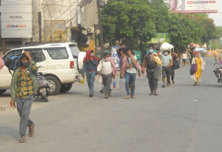 अहमदाबाद में प्रवासी मजदूरों का बवाल, घर जाने की मांग को लेकर पुलिस पर पथराव