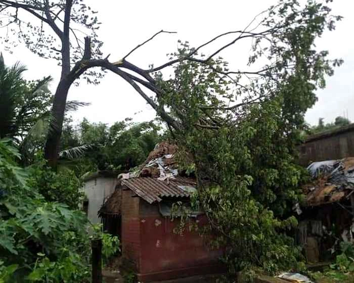 Amphan cyclone updates : हावड़ा में केंद्रीय मंत्री बाबुल सुप्रियो के घर के पास की दीवार गिरी