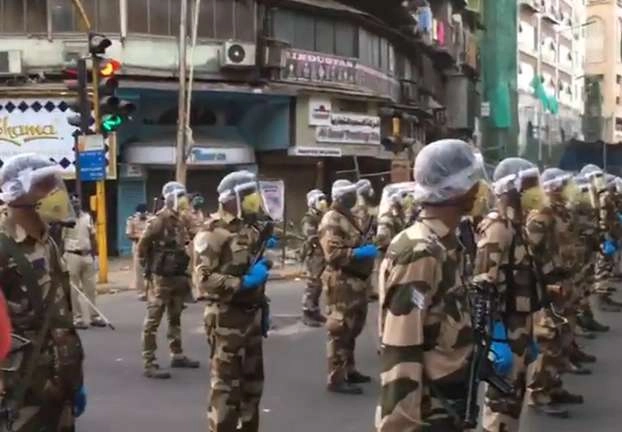 मुंबई में सख्ती से लागू होगा Lockdown, सीआईएसएफ के जवानों ने किया फ्लैग मार्च