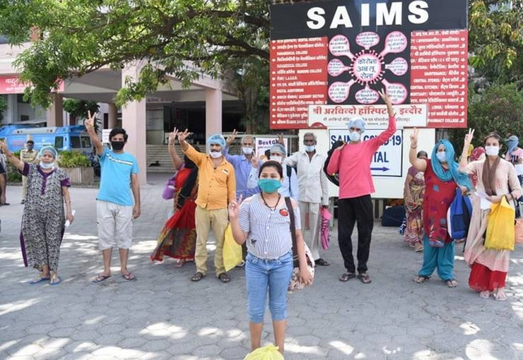 आगे बढ़ा खुशियों का कारवां : इंदौर में 3 अस्पतालों से 79 कोरोना मरीज डिस्चार्ज - 79 corona patient discharges from 3 hospitals in Indore