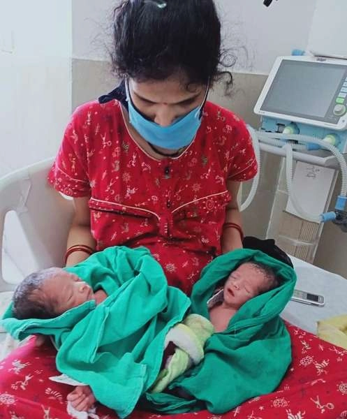 कोरोना काल में गूंजी अनोखी किलकारी, संक्रमित रह चुकी महिला ने दिया जुड़वां बच्चों को जन्म