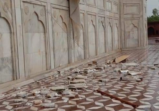 आंधी की चपेट में आकर क्षतिग्रस्त हुआ दुनिया के सात अजूबों में से एक ताजमहल... - The Taj Mahal has been damaged by the storm