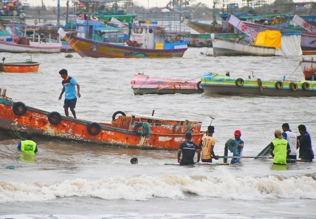 Cyclone Nisarga Live Updates 'निसर्ग' चक्रीवादळ रायगड जिल्ह्यात धडकलं