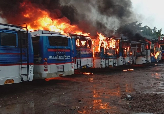 उज्जैन के नानाखेड़ा बस स्टैंड पर भीषण आग, 7 बसें जलकर खाक - fire in Nanakheda bus stand ujjain