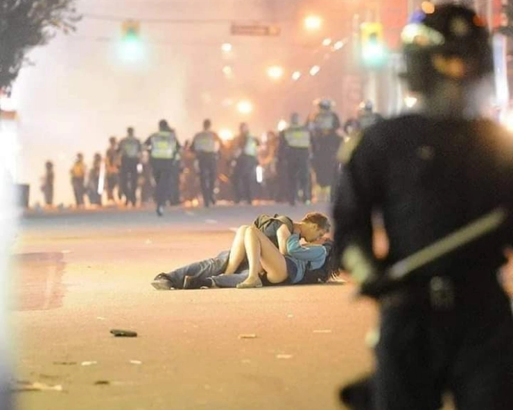 जानें, अमेरिका में विरोध-प्रदर्शन के दौरान सड़क पर लेटकर किस करते कपल की तस्वीर का पूरा सच