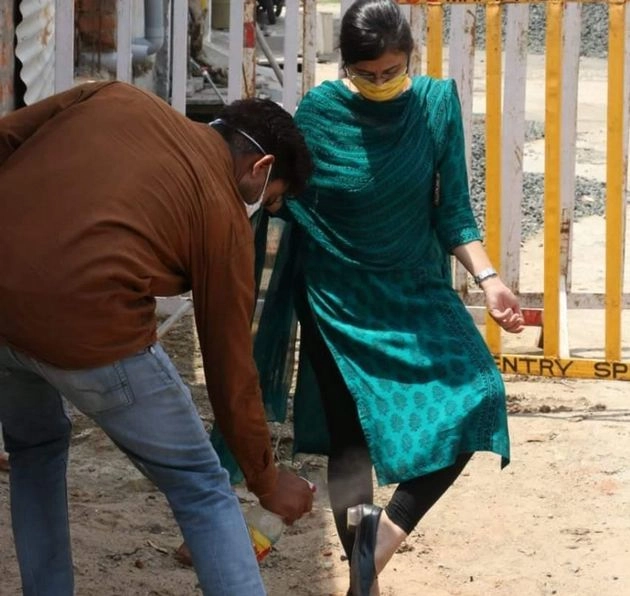 महिला अधिकारी ने ड्राइवर से जूते भी कराए सैनेटाइज, सोशल मीडिया पर फोटो वायरल - shoe sanitization of woman officer