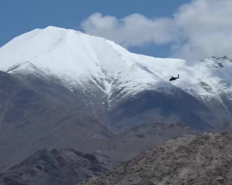 भारतीय वायुसेना का बाहुबली हेलीकॉप्टर Apache और फाइटर जेट लद्दाख के आसमान में - Helicopter Apache and Fighter Jet in Ladakh's Skies