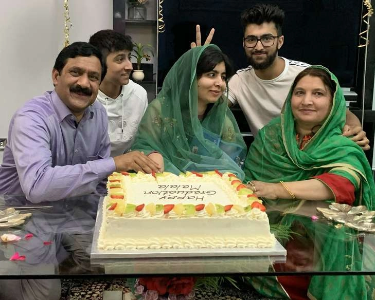 नोबेल शांति पुरस्कार विजेता मलाला ऑक्सफॉर्ड से ग्रेज्युएट, परिवार ने मनाया जश्न - Malala completed her graduation from Oxford University
