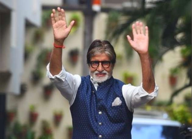 अमिताभ बच्चन ने शेयर की 'जलसा' के बाहर फैंस के साथ थ्रोबैक तस्वीरें, बोले- मशहूर होने का शौक नहीं - amitabh bachcha share throwback photos with fans outside jalsa with special message