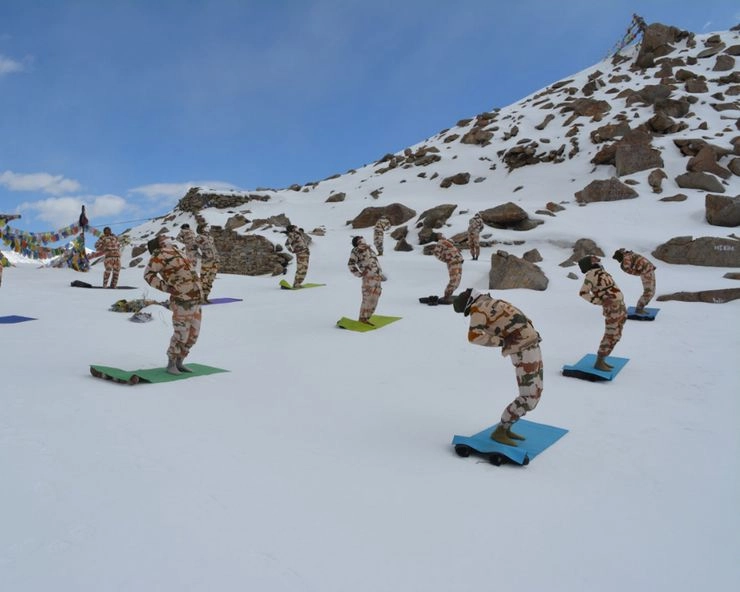 लद्दाख में ITBP के जवानों ने 18000 फीट की ऊंचाई पर किया योग, देखें तस्वीरें - ITBP Yoga in Ladakh on India China border