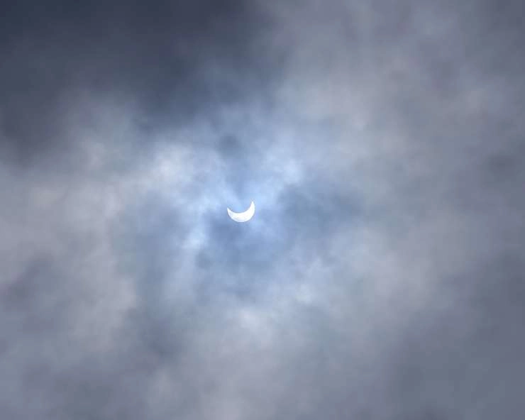 सूर्यग्रहण 2020 : आसमान में टकटकी लगाए लोगों को बादलों ने किया निराश - Solar Eclipse 2020