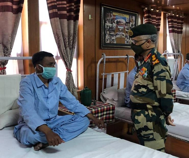 चीन से तनातनी के बीच 2 दिवसीय दौरे पर लद्दाख पहुंचे सेना प्रमुख, तैयारियों का लिया जायजा - India-China Face Off : Army Chief Visits Ladakh, Takes Stock of Ground Situation