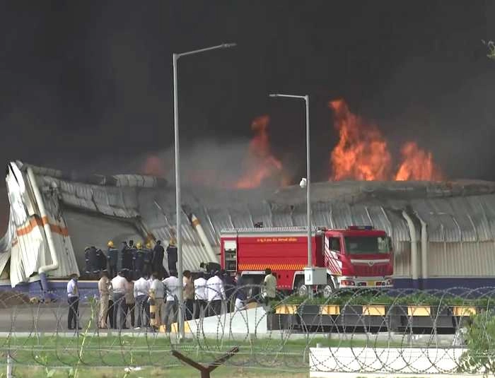 50 लाख लीटर पानी डालने के बाद भी नहीं बुझी साणंद की आग - massive fire in Sanand factory