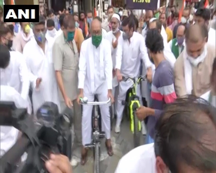 पेट्रोल-डीजल के दामों को लेकर कांग्रेस का हल्लाबोल, भोपाल में दिग्विजय का साइकिल मार्च