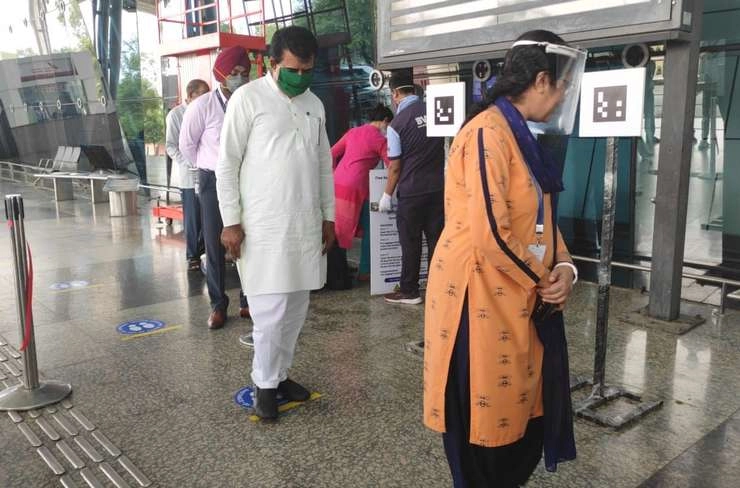 तोड़ा सोशल डिस्टेंसिंग का नियम तो बज उठेगा अलार्म, इंदौर एयरपोर्ट पर लगी मशीन