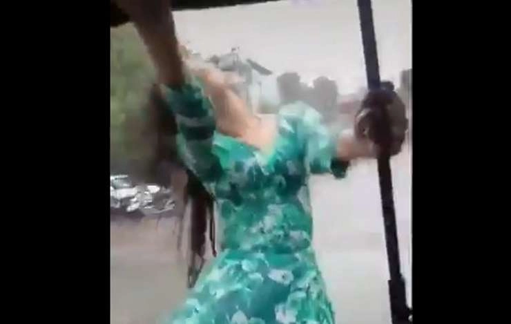 Tiktok पर वायरल हुआ लड़की का वीडियो, पुलिस ने दिए जांच के आदेश - girl tiktok video viral infront of ujjain railway station